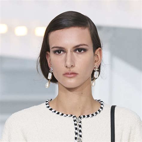 orecchini di perle della sfilata chanel|CHANEL.